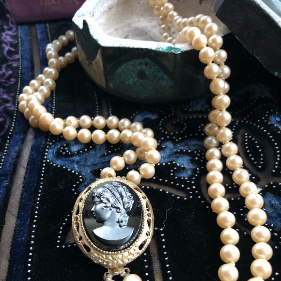 Vintage Jewelry - Vintage pearls with cameo clasp/brooch